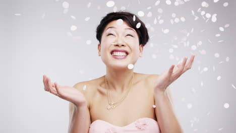 콩페티 를 가지고 축하 하는 여자