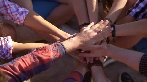 vista de cerca de muchas manos juntas unidas en apoyo. trabajo en equipo y concepto de amistad. disparo en cámara lenta