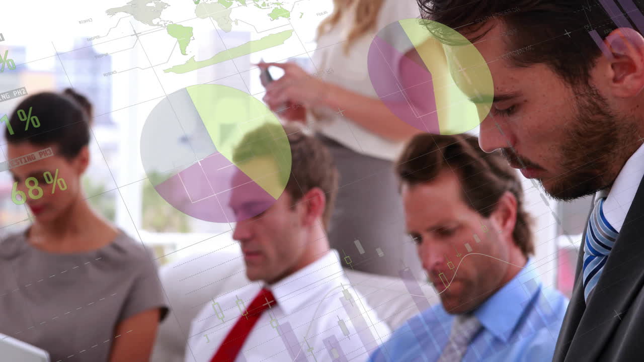 animación del procesamiento de datos financieros sobre diversos colegas que se reúnen en la oficina