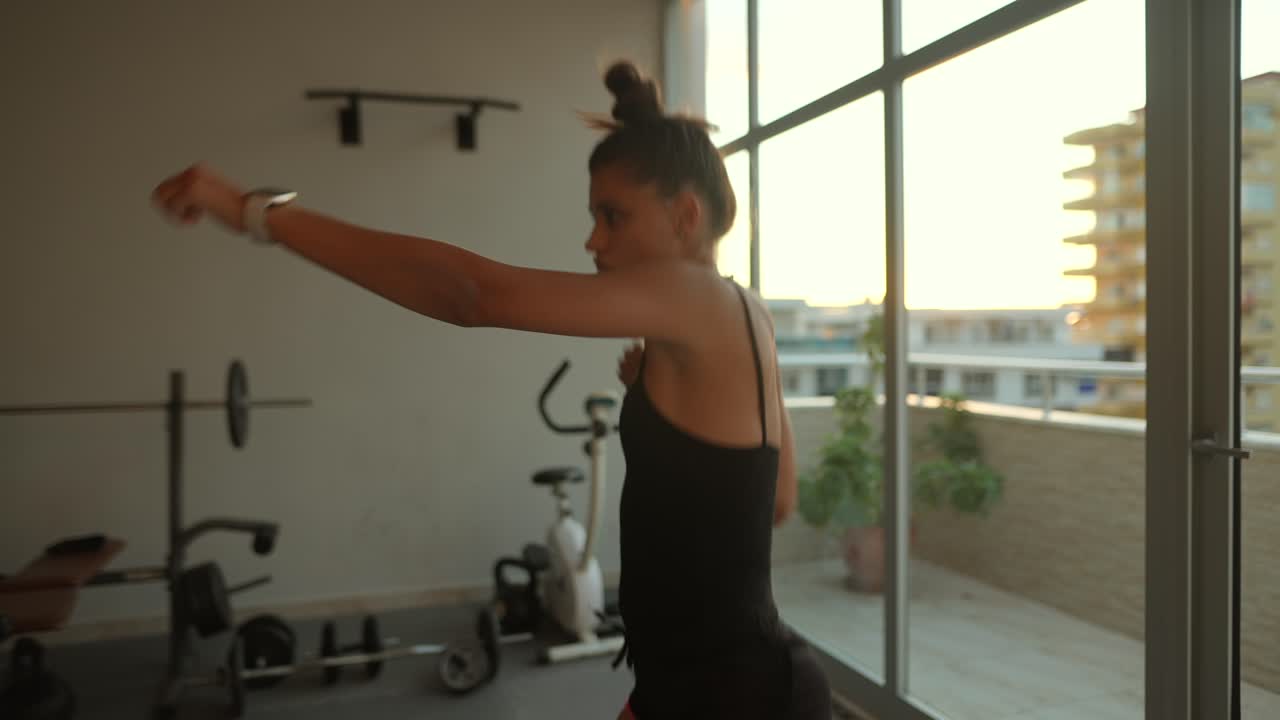 mujer trabajando en un gimnasio con una vista