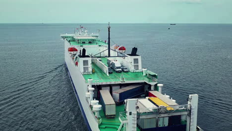 vista aérea del ferry y camiones visibles estacionados en la cubierta, carga completa