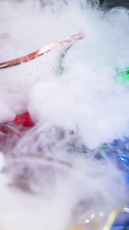 líquidos vibrantes que reaccionan con el humo en vasos