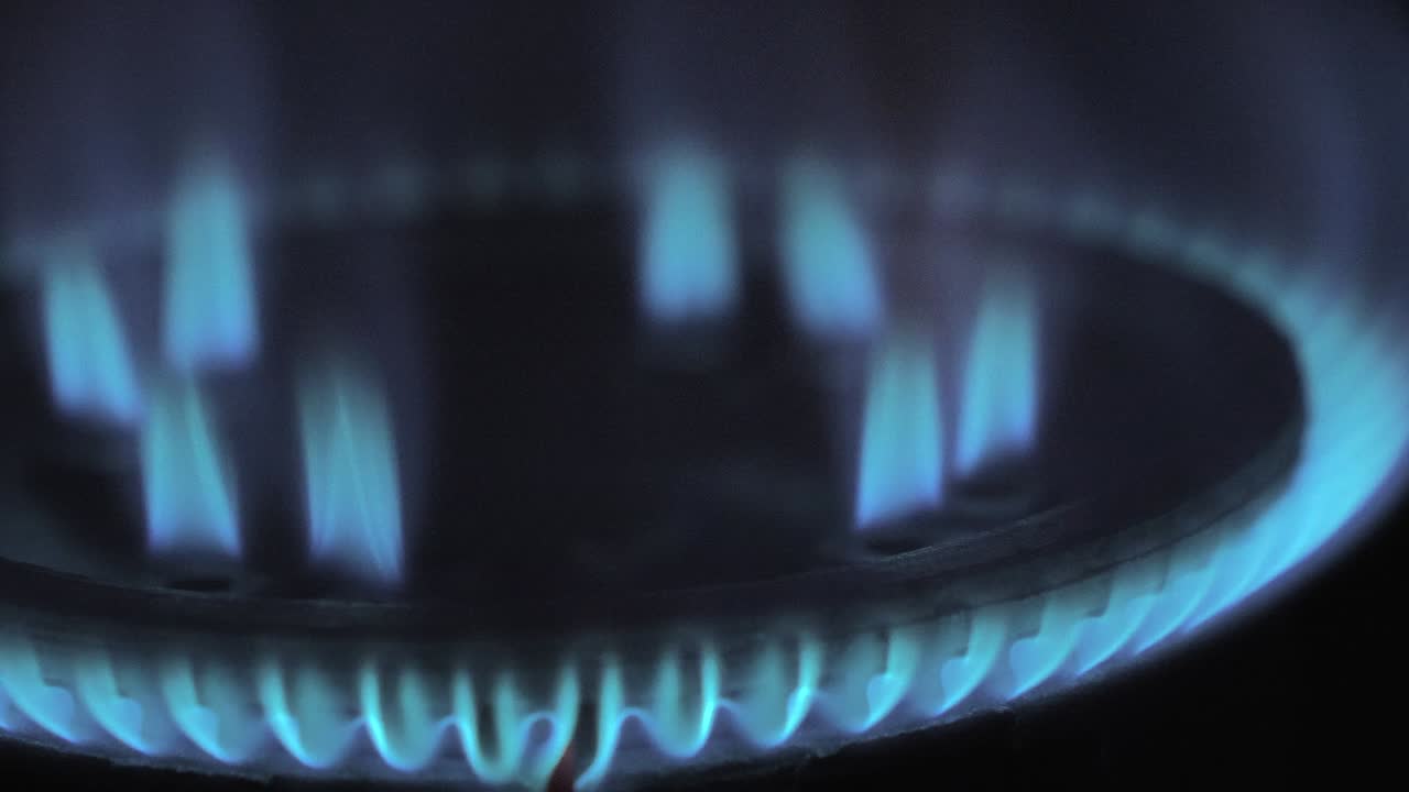 가스 스토브의 파란 불꽃을 더 자세히 살펴보십시오. 에너지 가격 상승.