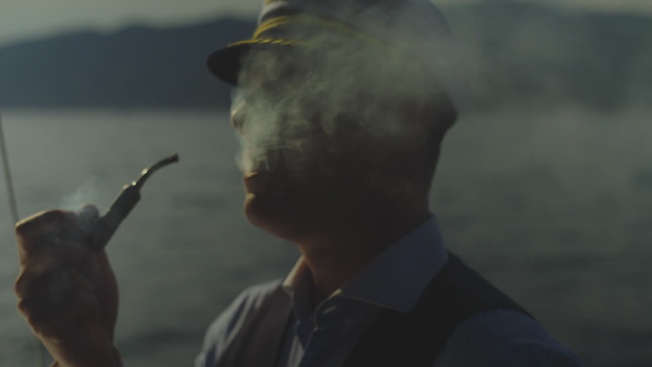 해가 지면 파이프를 피우는 선장