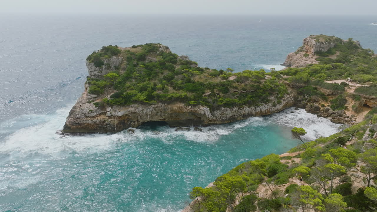 Paesaggio costiero con onde e isole rocciose