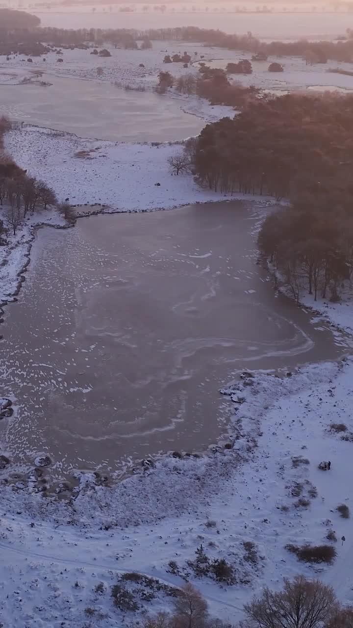 Lago ghiacciato nel paesaggio invernale