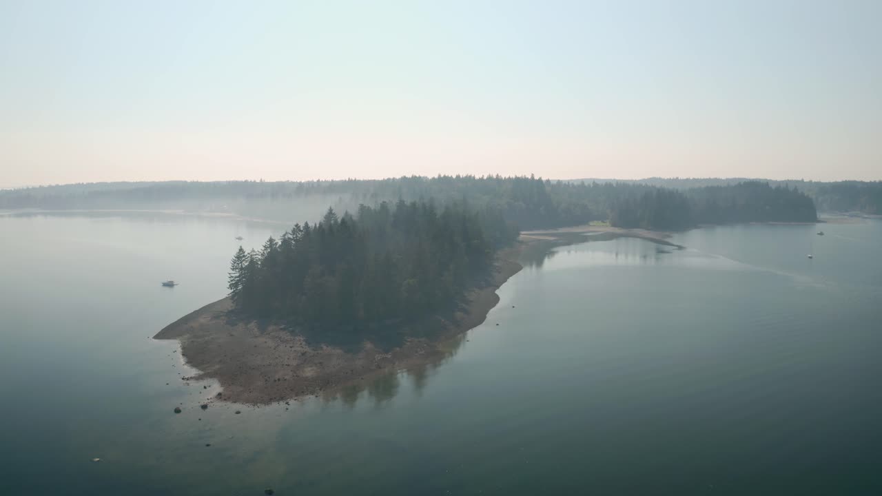 펜로즈 주립 공원 워싱턴, 미국 - 푸른 소나무가 있는 잔잔한 물의 전망 - 공중 촬영