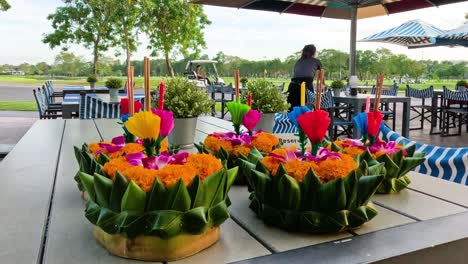 personas disfrutando de una experiencia de comida al aire libre con flores.