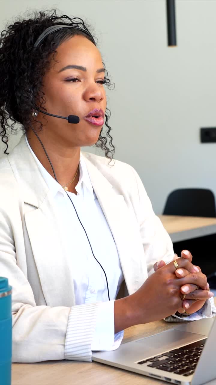 mujer de negocios en una conferencia telefónica