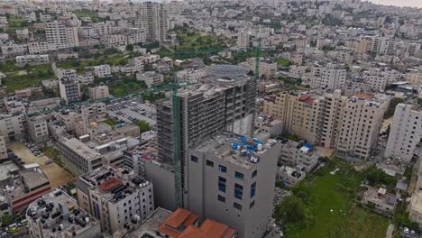 Edificios-Densos-Y-Estructuras-En-La-Ciudad-De-Hebrón,-Palestina---Toma-Aérea