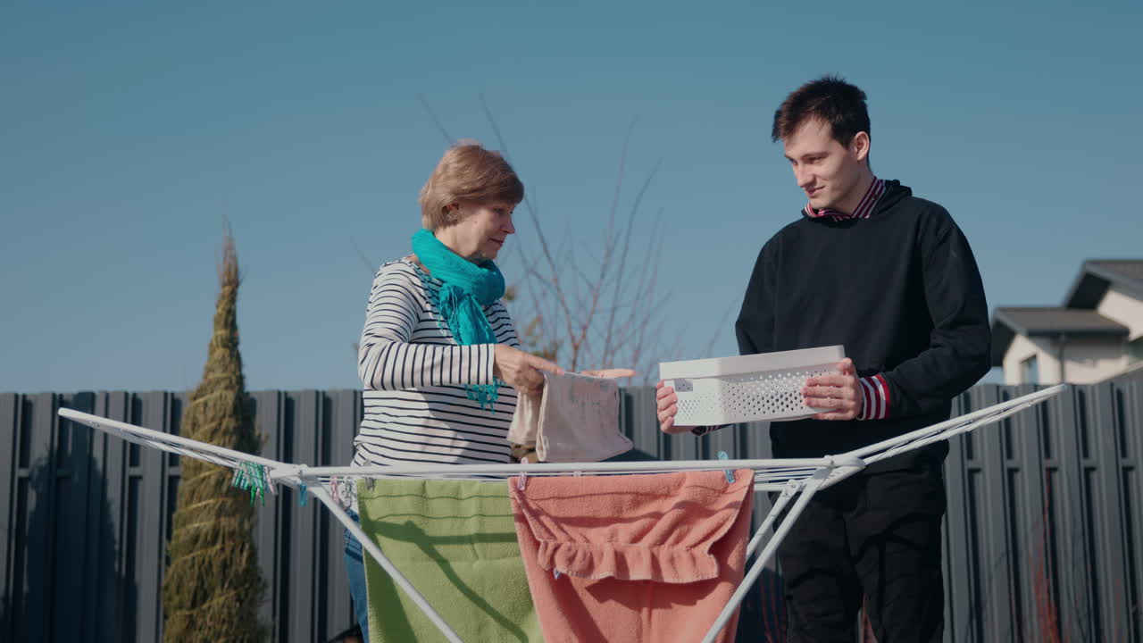 가족이 야외에서 세탁을 하고 있습니다.