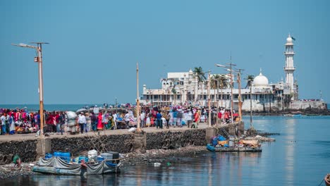 vista en lapso de tiempo de los fieles en el punto de referencia histórico de la mezquita haji ali dargah en mumbai, maharashtra, india