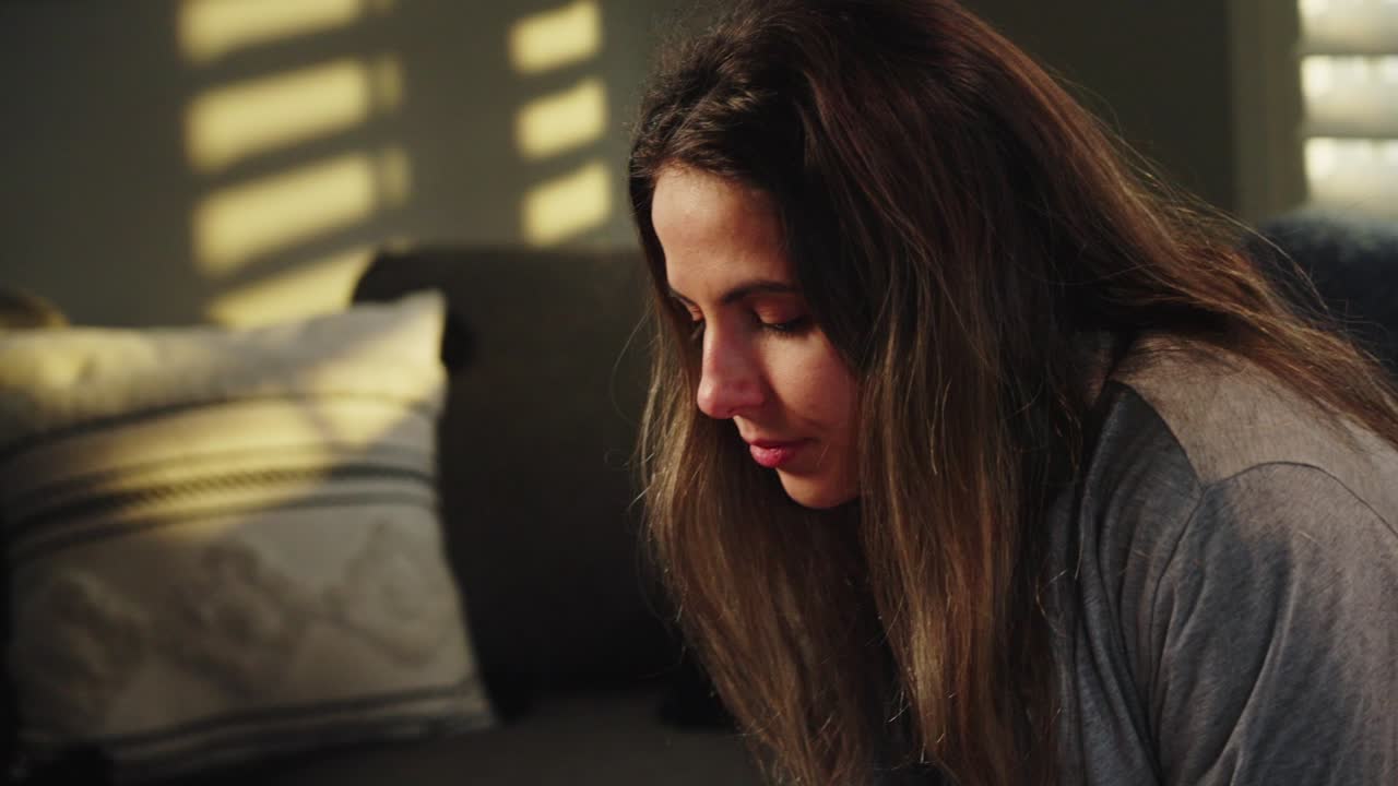 la donna è stressata, è stanca e si sente triste