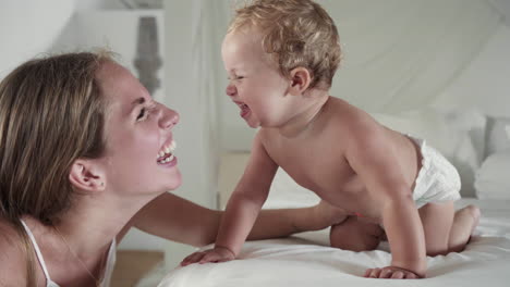 mamá jugando con el niño pequeño.