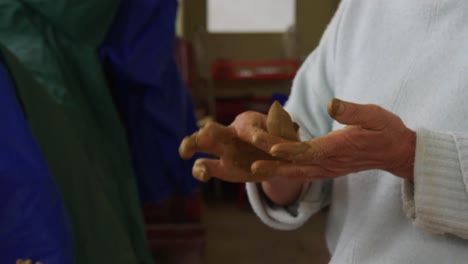 primer plano de las manos haciendo figuras de animales de arcilla en el pueblo de cerámica de thanh ha, una artesanía tradicional popular entre los turistas como recuerdos