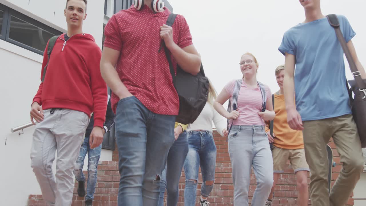 고등학교가 끝날 때 밖으로 나가는 친구들