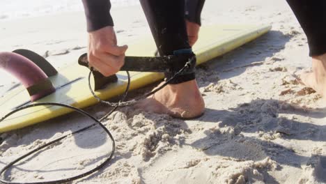 surfista masculino usa correa de seguridad hasta el tobillo 4k
