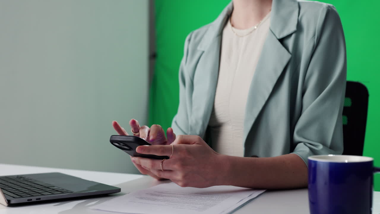 mujer usando teléfono inteligente en el escritorio