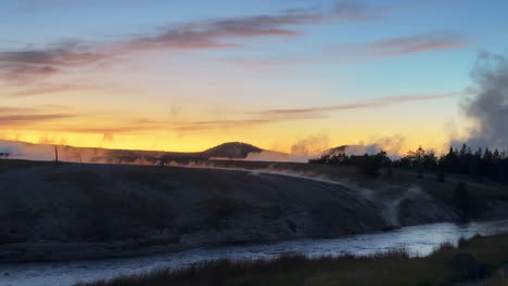 Grandioso-Prismático-Primavera-Anochecer-Atardecer-Niebla-Vapor-Paisaje-Oeste-Parque-Nacional-De-Yellowstone-Viejo-Fiel-Gran-Bucle-Géiseres-Escénico-Wyoming-Idaho-Térmico-Vistoso-Amarillo-Mediodía-Cinematográfico-Lentamente-Pan-Izquierda