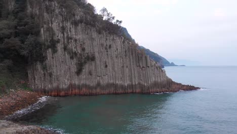 columnas de lava de 80 millones de años en la costa de güzelcehisar en la provincia del mar negro de bartın