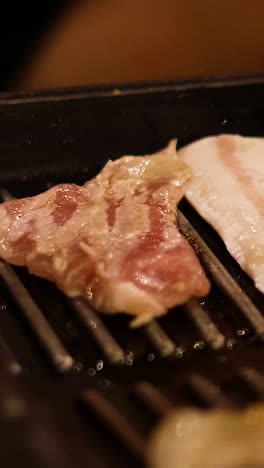secuencia de cocción de carne y verduras en una parrilla.