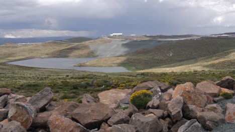 las nubes se deslizan sobre el estanque de la mina de diamantes de letseng en lesotho, áfrica