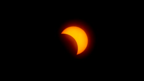 zoom lento en la fase parcial del eclipse solar