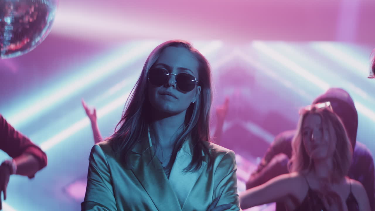 mujer en un club nocturno