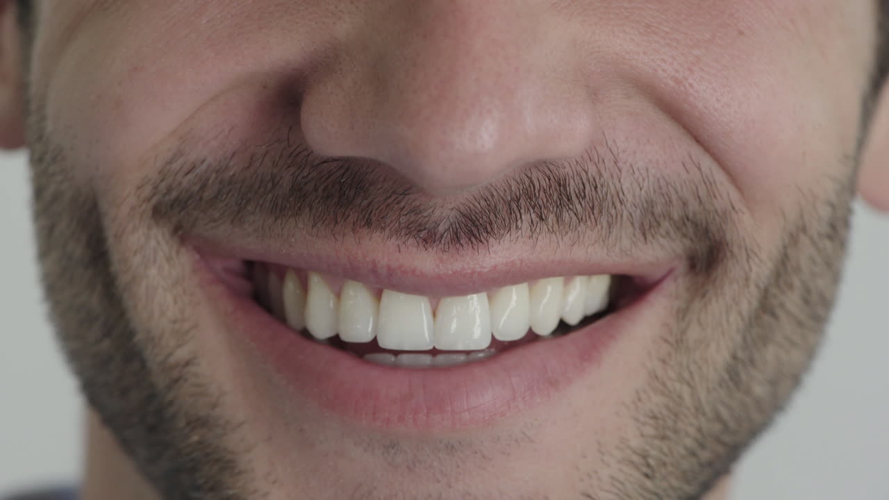 cerrar la boca del joven sonriendo feliz con la barba concepto de salud dental