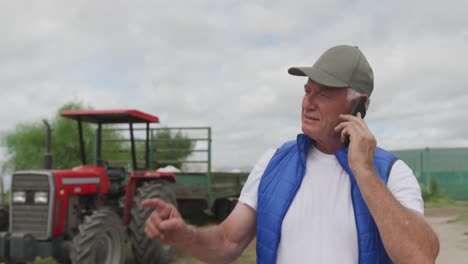 hombre maduro trabajando en una granja