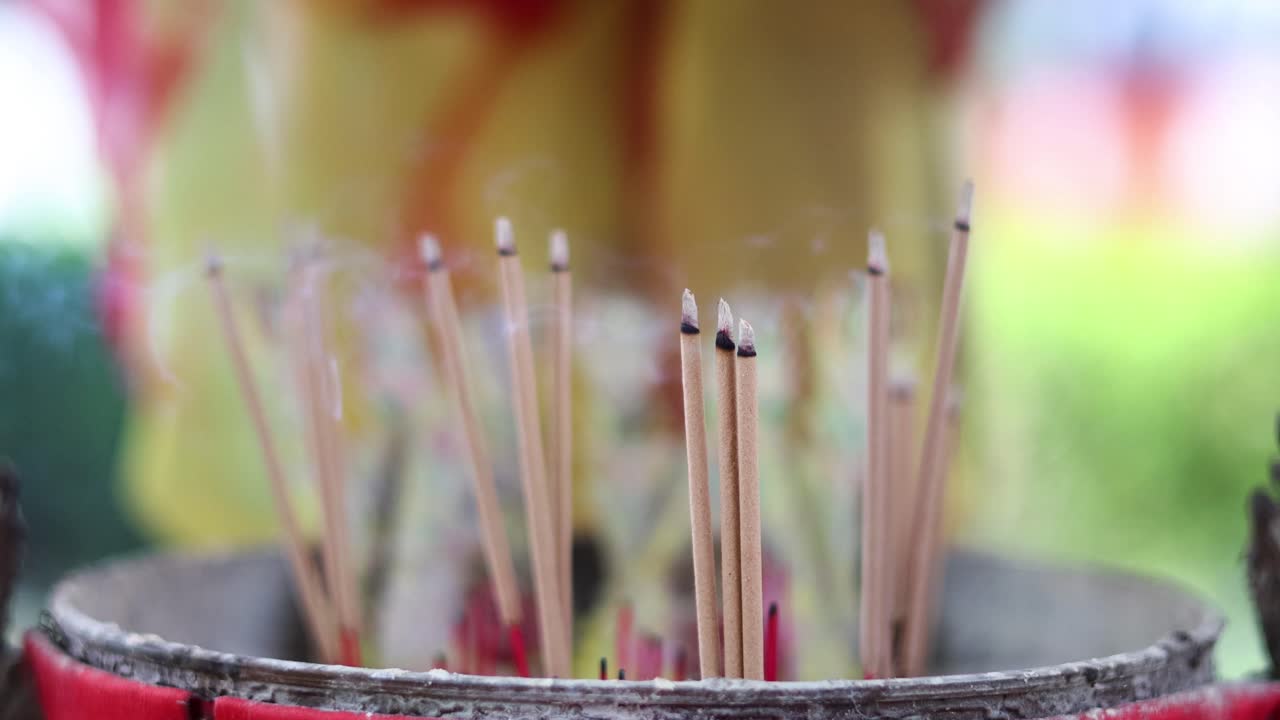 Time-lapse di bastoncini di incenso che si consumano