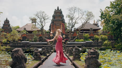 Reisefrau-Tanzt-Im-Saraswati-Tempel-Und-Feiert-Die-Kultur-Balis,-Indonesiens-4k