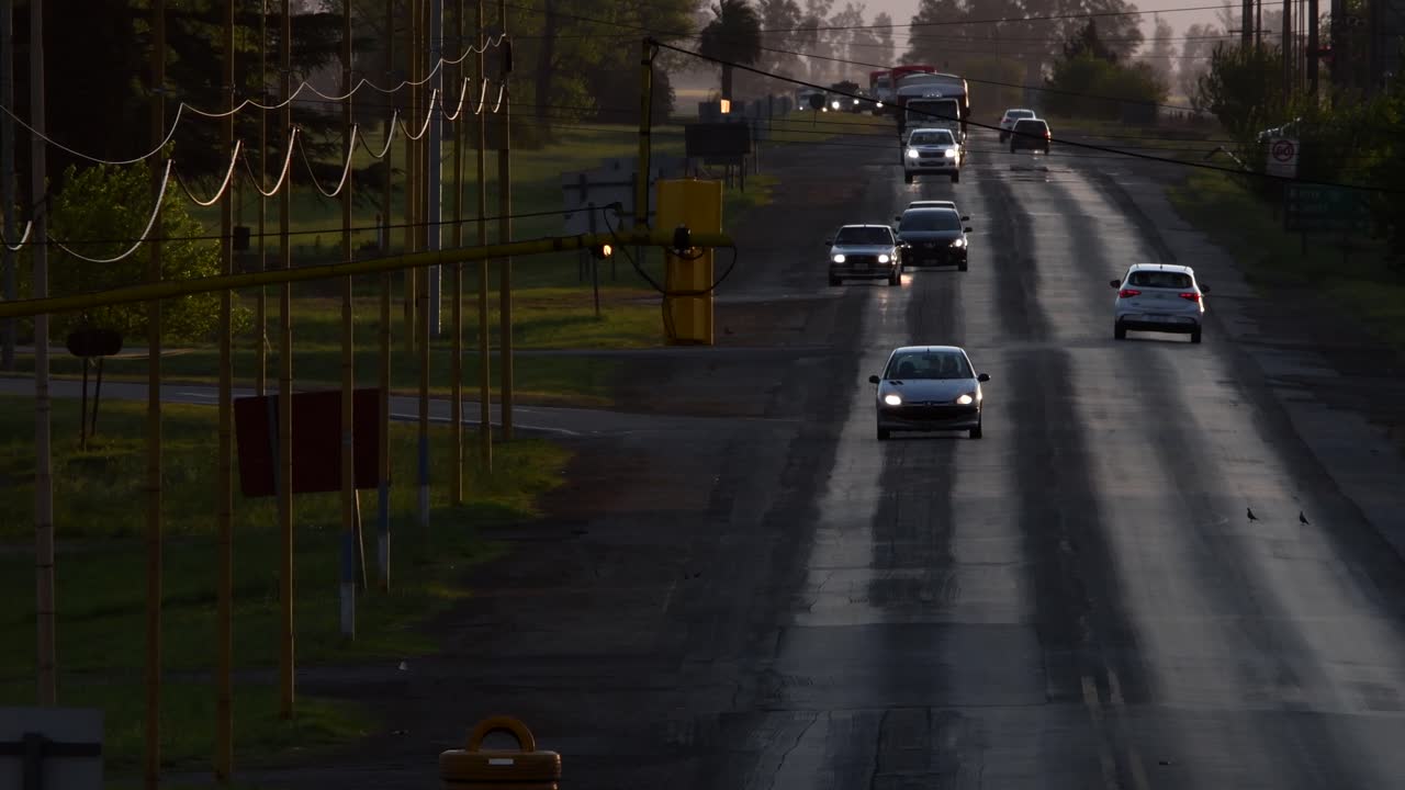 일몰 때 폭행된 경로에서 교통의 높은 각도 샷