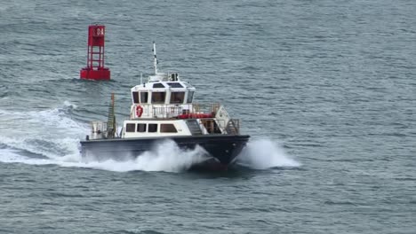 Speed-pilot-boat-heading-to-Gatun-Locks,-Panama-Canal