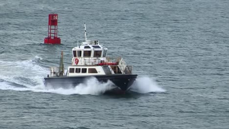 speed pilot-bote rumbo a las esclusas de gatun, canal de panamá