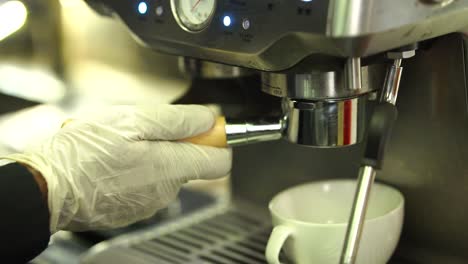 vista de primer plano del soporte de la máquina de café llenar la máquina de espresso molida