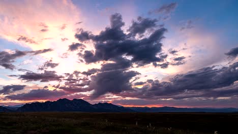 Lapso-De-Tiempo-De-Cielo-Ardiente-Y-Nubes-Sobre-Las-Montañas-Rocosas