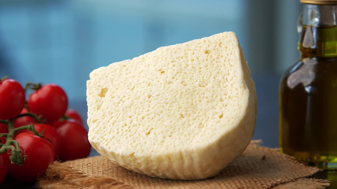 올리브 오일과 토마토와 함께  치즈 조각