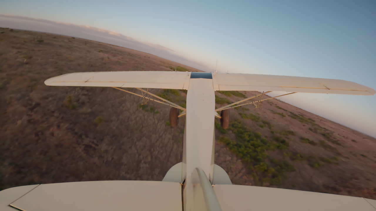 Aereo leggero sopra la savana arbustiva di giorno