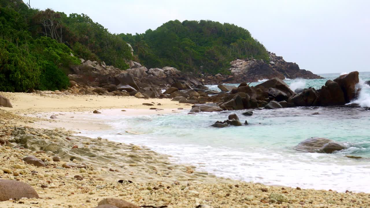 Pantai pulau Seychelles terpencil, Afrika.