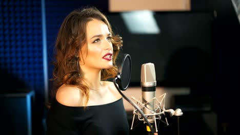 una hermosa joven sexy cantando.