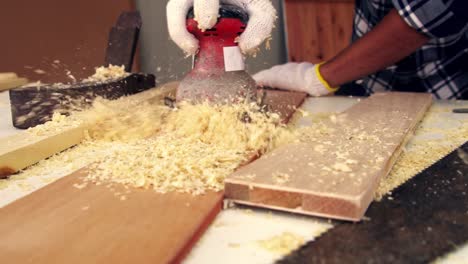 carpintero que trabaja en artesanías de madera en el taller