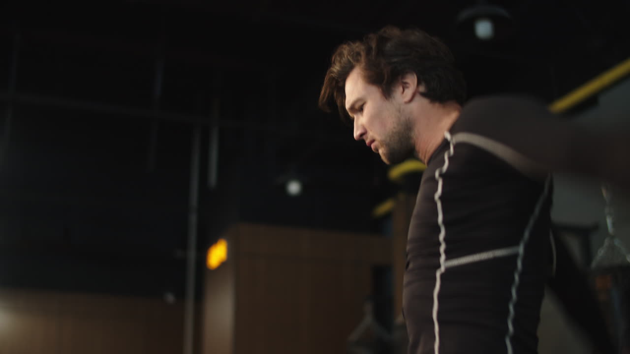 체육관 에서 몸 을 따뜻 하게 하는 권투 선수