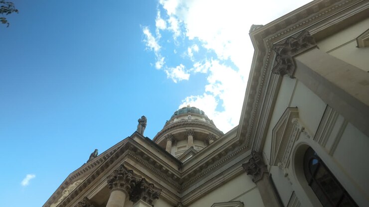 Cupola imponente di una chiesa di Berlino