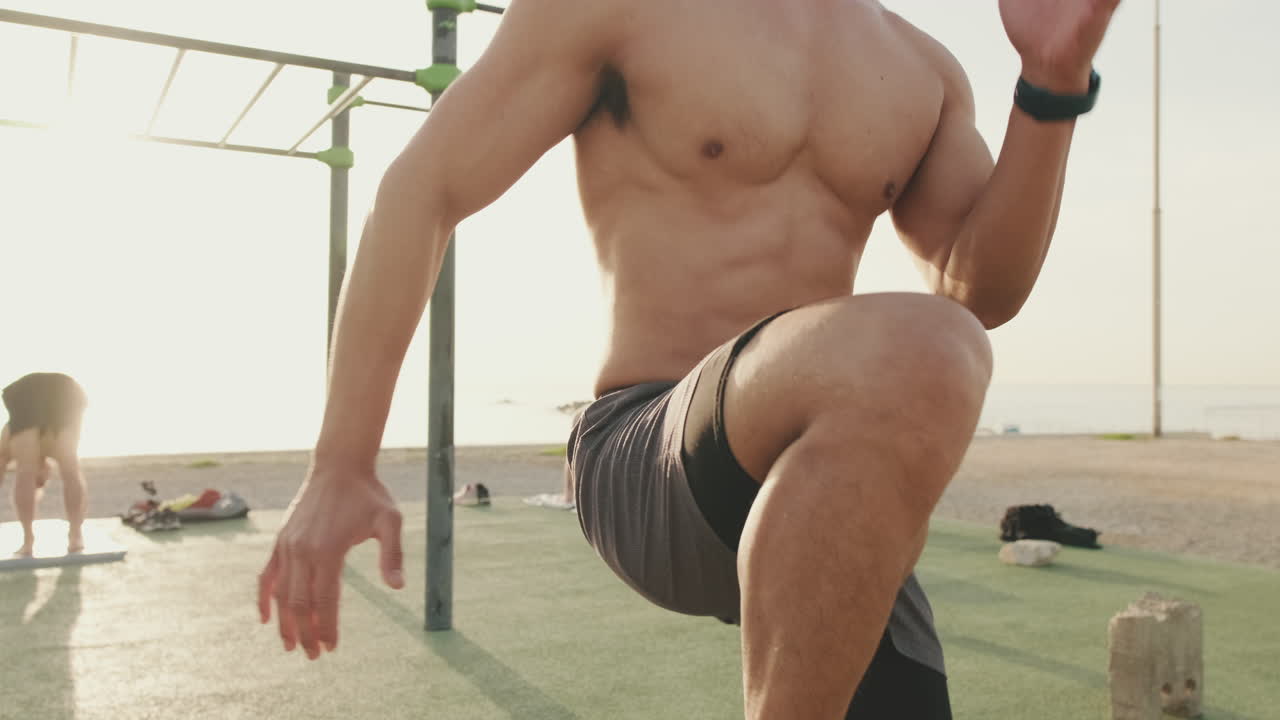 Uomo che fa esercizi di fitness