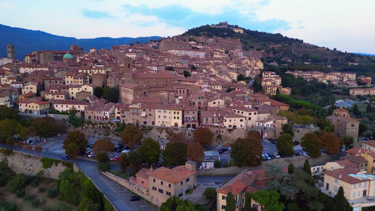 vista aérea mágica de arriba vuelo ciudad histórica de la colina de cortona toscana arezzo italia
