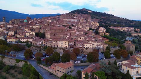 Magischer-Luftflug-Von-Oben,-Historische-Hügelstadt-Cortona,-Toskana,-Arezzo,-Italien