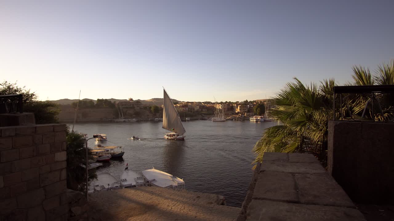 felluca barco de vela navegando en el río nilo cerca de la ciudad de asuán puerto egipto hermoso paisaje