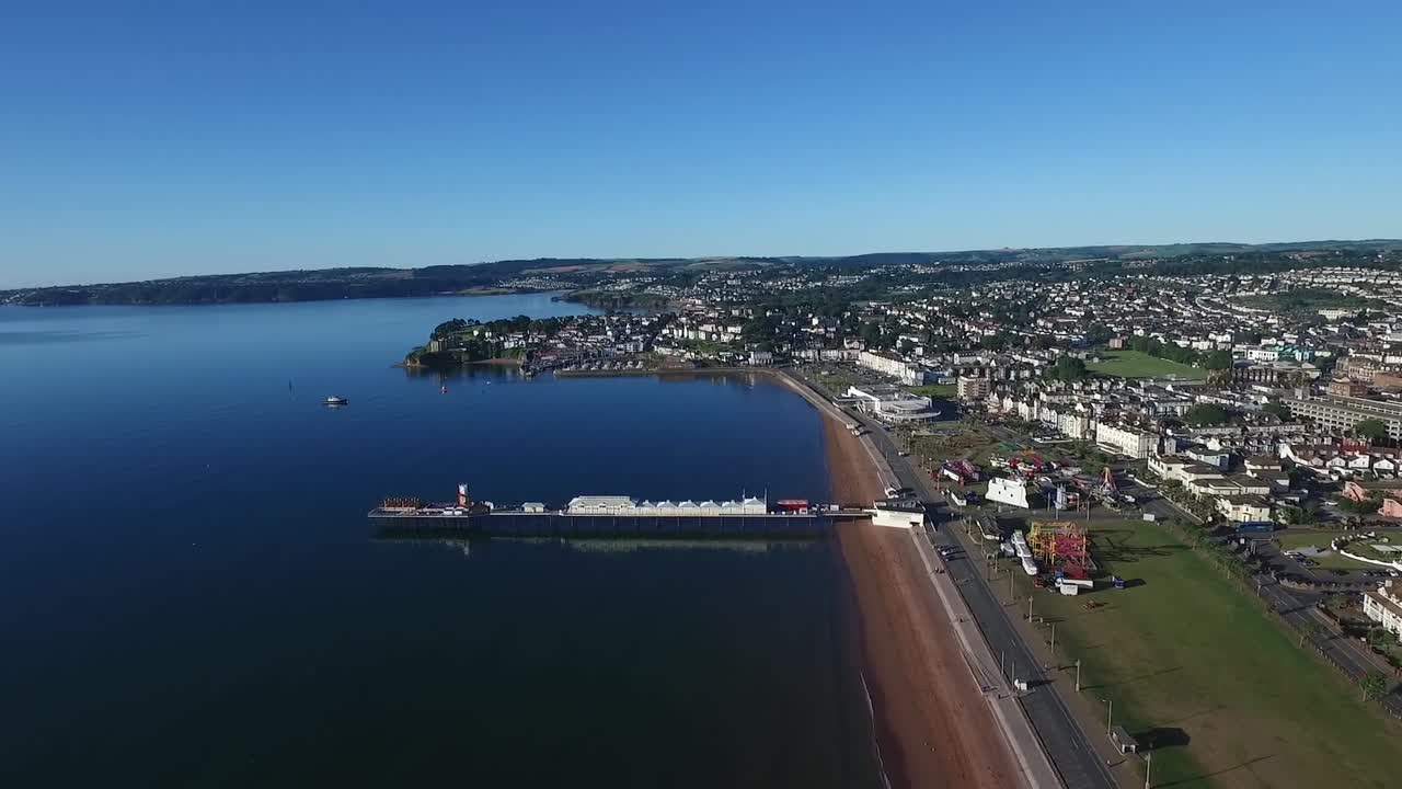 пляж на берегу моря в пэйнтоне, девон, великобритания