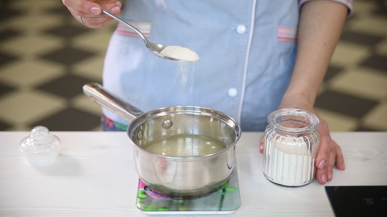 demostración de cocina: añadir harina y azúcar a una olla